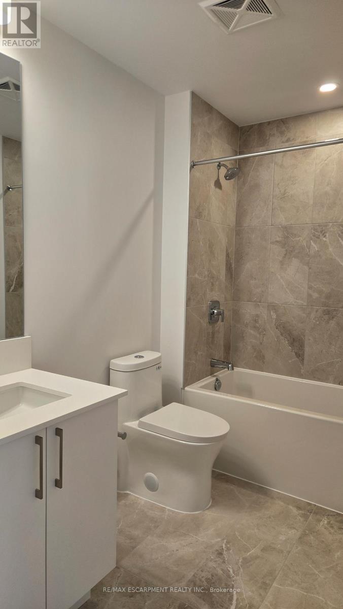 102 - 500 Plains Road E, Burlington, ON - Indoor Photo Showing Bathroom