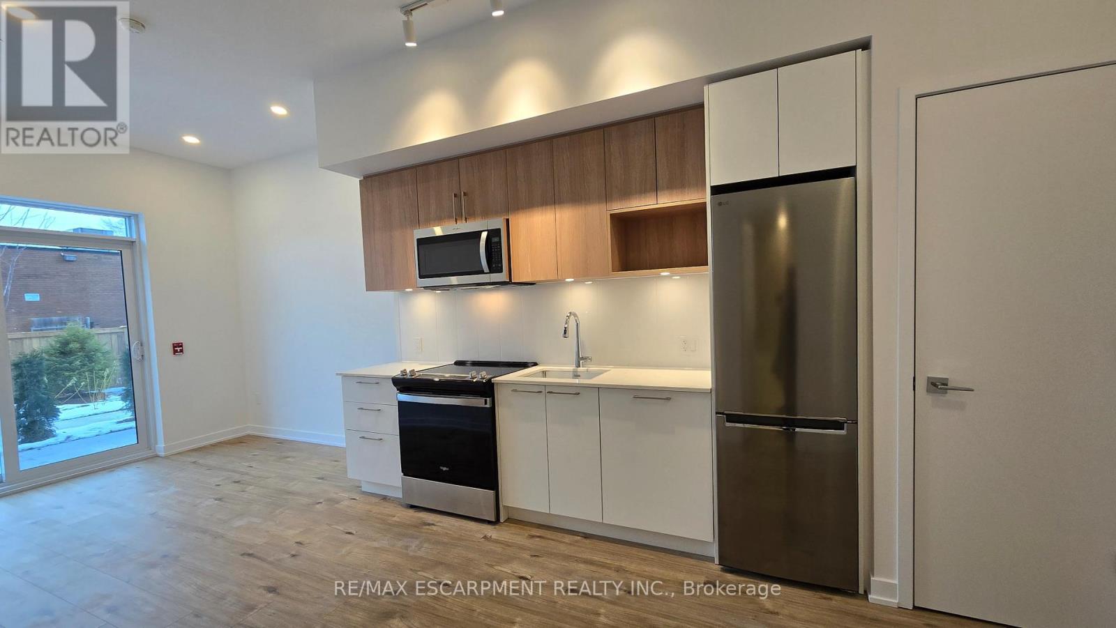 102 - 500 Plains Road E, Burlington, ON - Indoor Photo Showing Kitchen