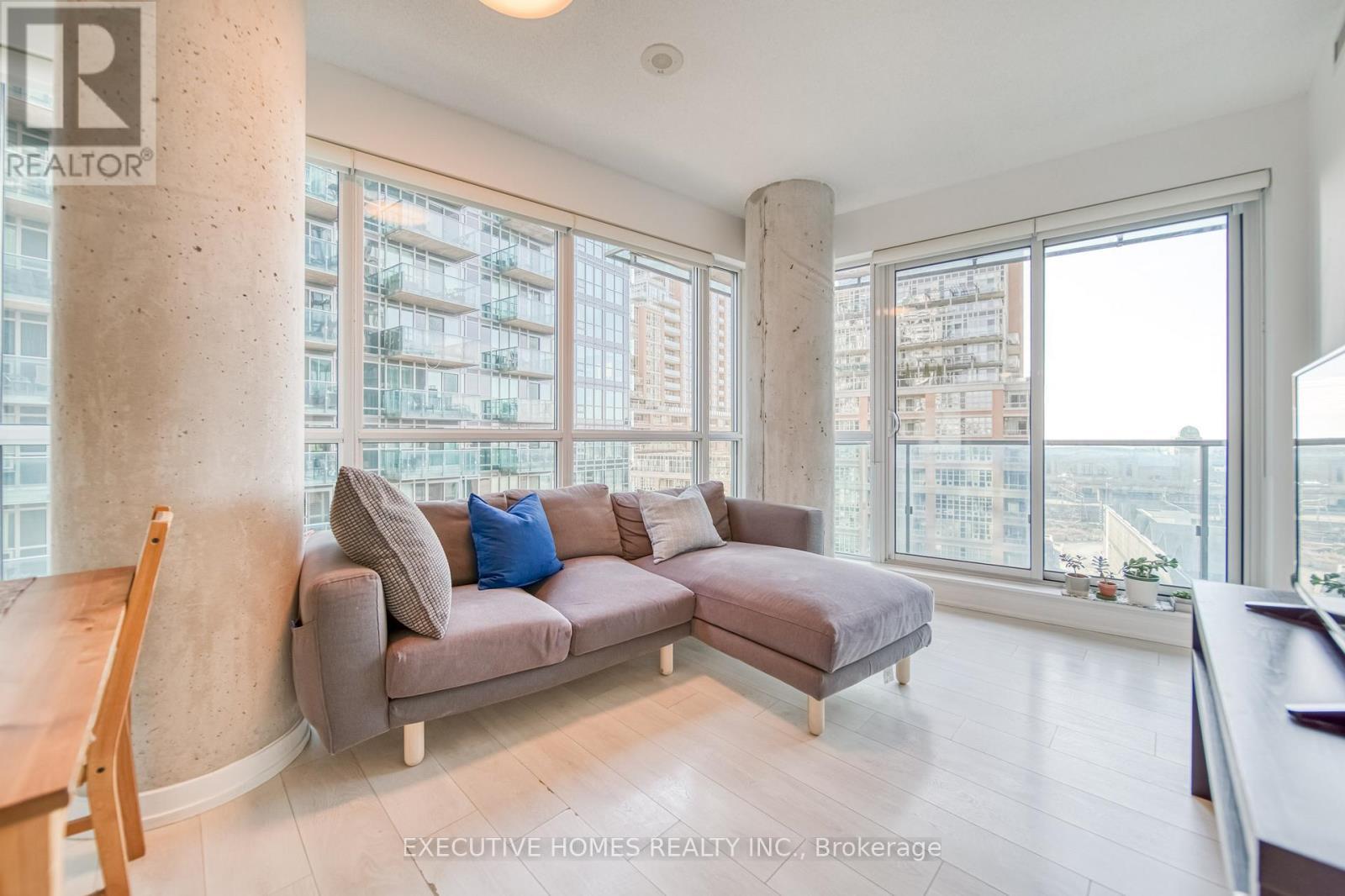 706 - 150 East Liberty Street, Toronto, ON - Indoor Photo Showing Living Room