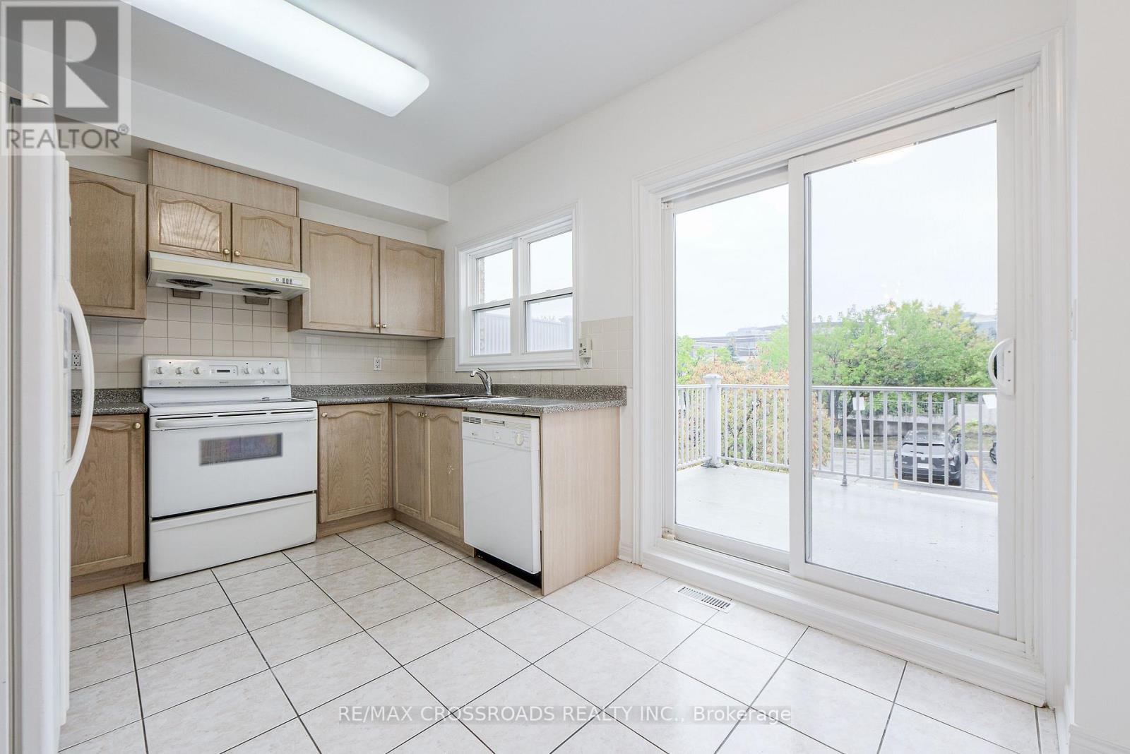 111 Pond Drive, Markham, ON - Indoor Photo Showing Kitchen