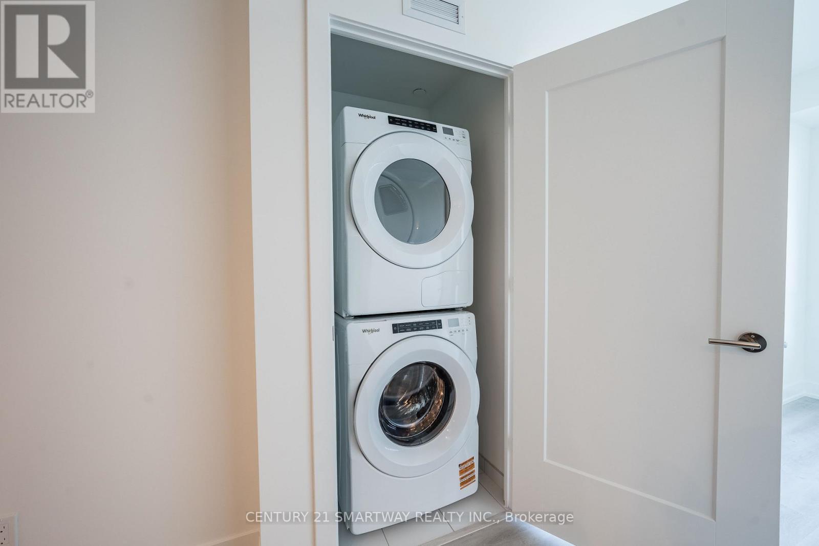 1115 - 60 Central Park Roadway, Toronto, ON - Indoor Photo Showing Laundry Room