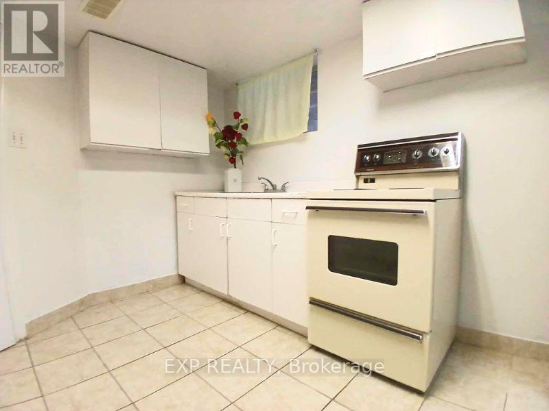 Lower - 931 Pape Avenue, Toronto, ON - Indoor Photo Showing Kitchen