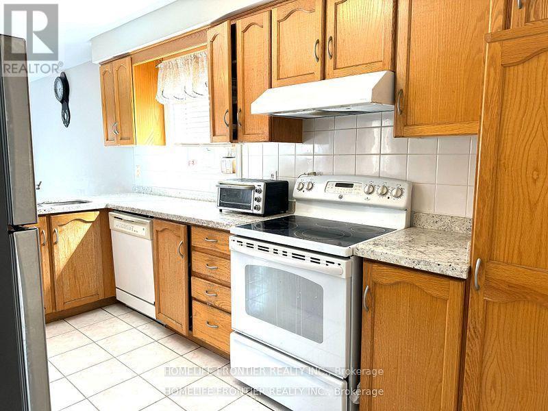 Kitchen - 210 Kimono Crescent, Richmond Hill, ON - Indoor Photo Showing Kitchen