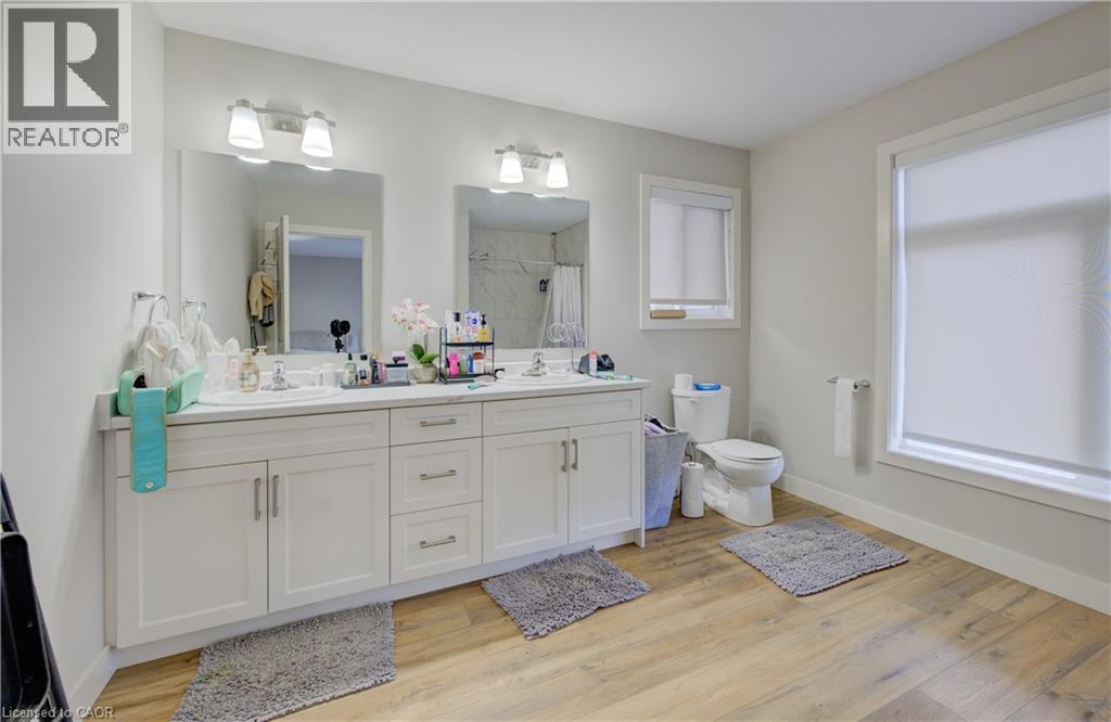 33 Second Avenue Unit# A, Kitchener, ON - Indoor Photo Showing Bathroom