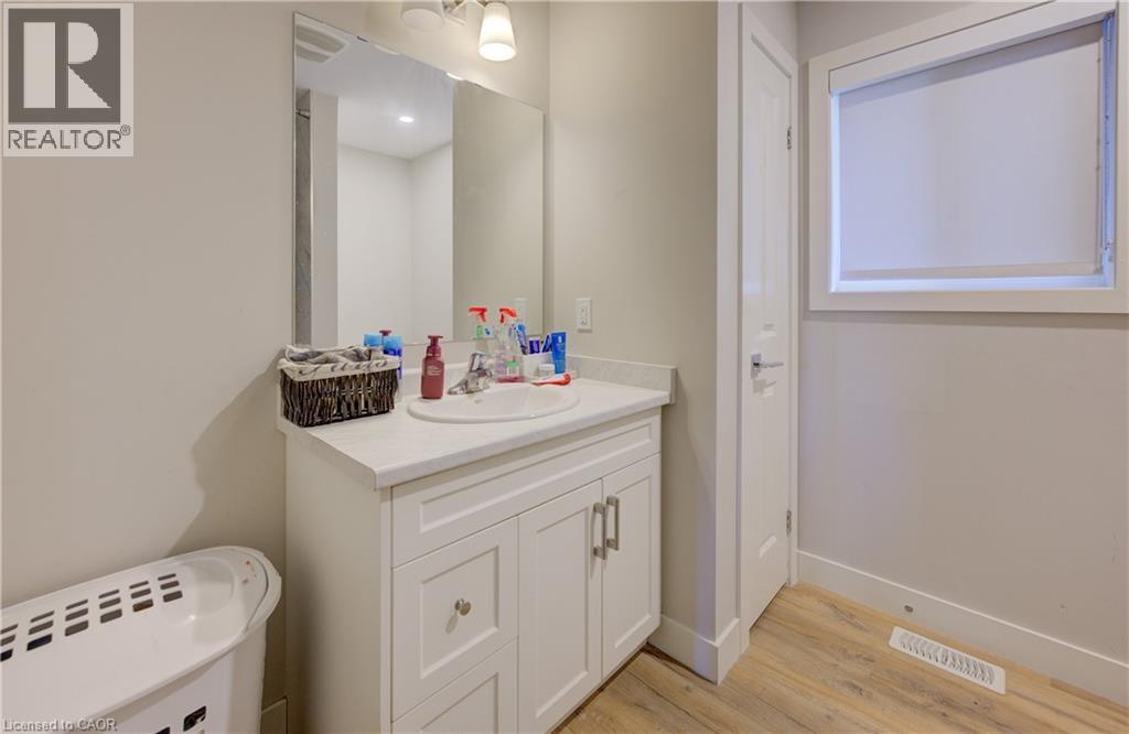 33 Second Avenue Unit# A, Kitchener, ON - Indoor Photo Showing Bathroom