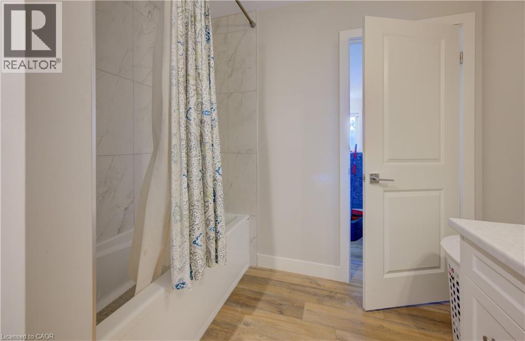 33 Second Avenue Unit# A, Kitchener, ON - Indoor Photo Showing Bathroom