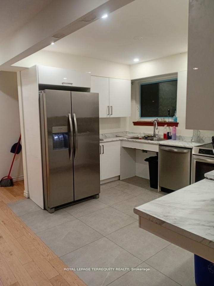39 Earlton Road, Toronto, ON - Indoor Photo Showing Kitchen