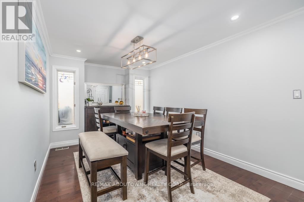 14 Sable Drive, Hamilton, ON - Indoor Photo Showing Dining Room