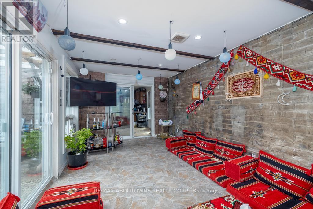 14 Sable Drive, Hamilton, ON - Indoor Photo Showing Other Room