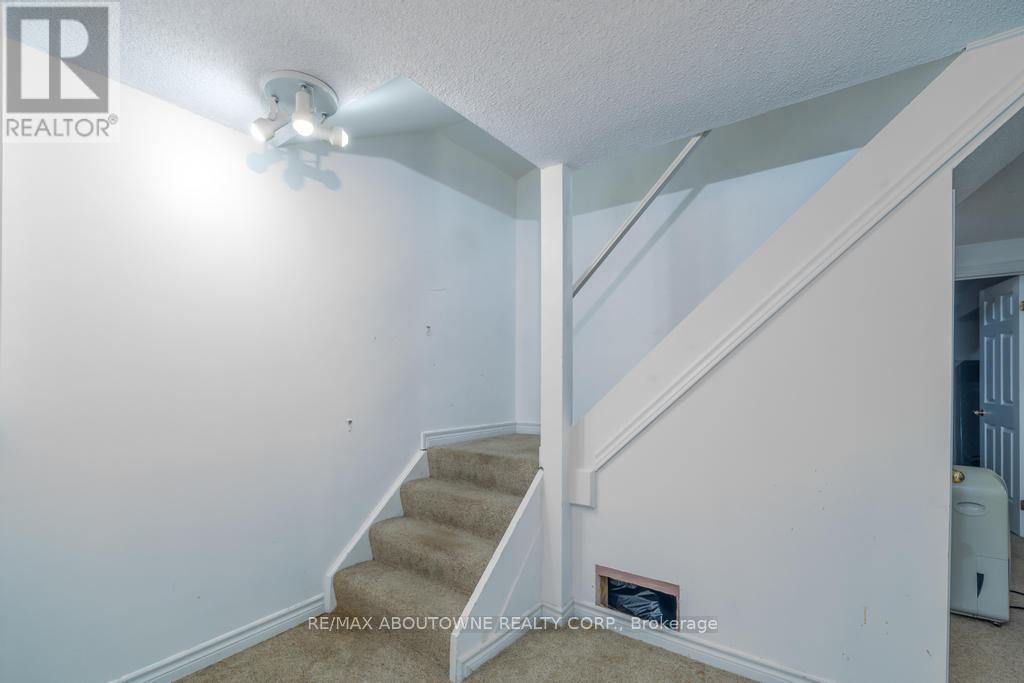 14 Sable Drive, Hamilton, ON - Indoor Photo Showing Other Room
