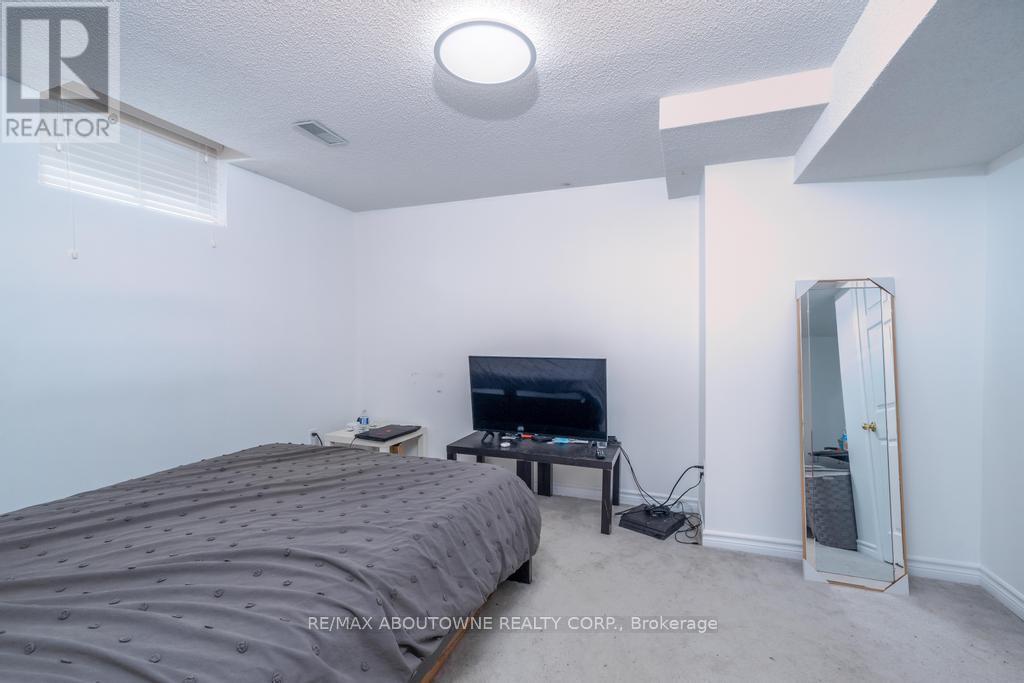 14 Sable Drive, Hamilton, ON - Indoor Photo Showing Bedroom