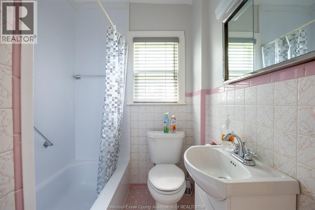 1239 Mcewan Avenue, Windsor, ON - Indoor Photo Showing Bathroom