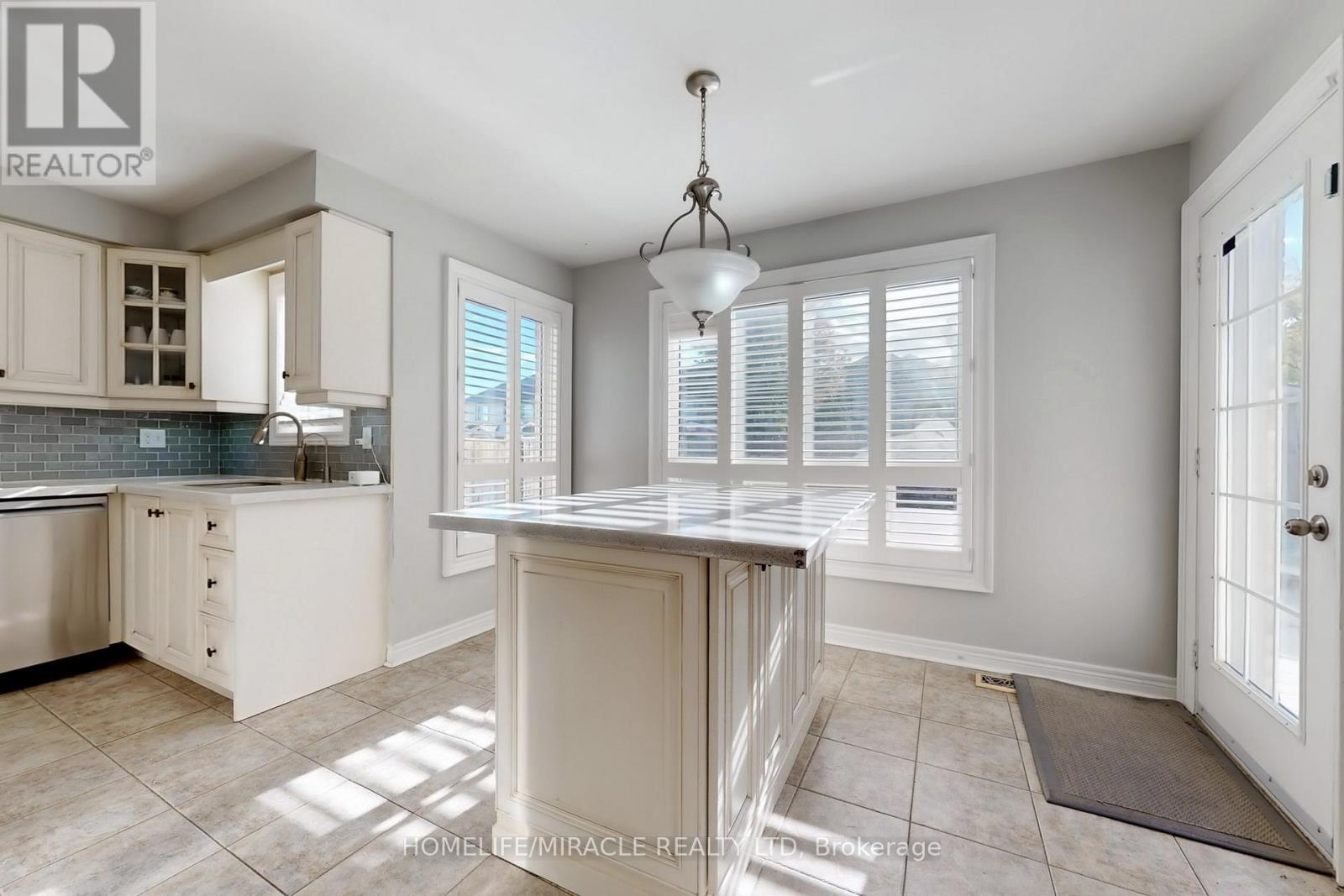 1012 Gordon Heights, Milton, ON - Indoor Photo Showing Kitchen
