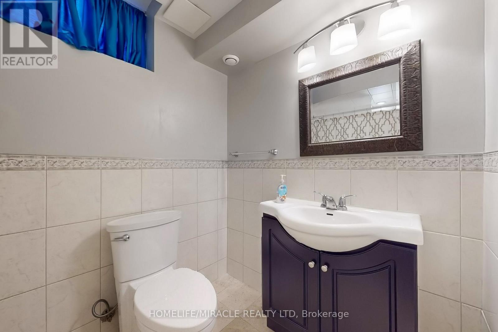 1012 Gordon Heights, Milton, ON - Indoor Photo Showing Bathroom