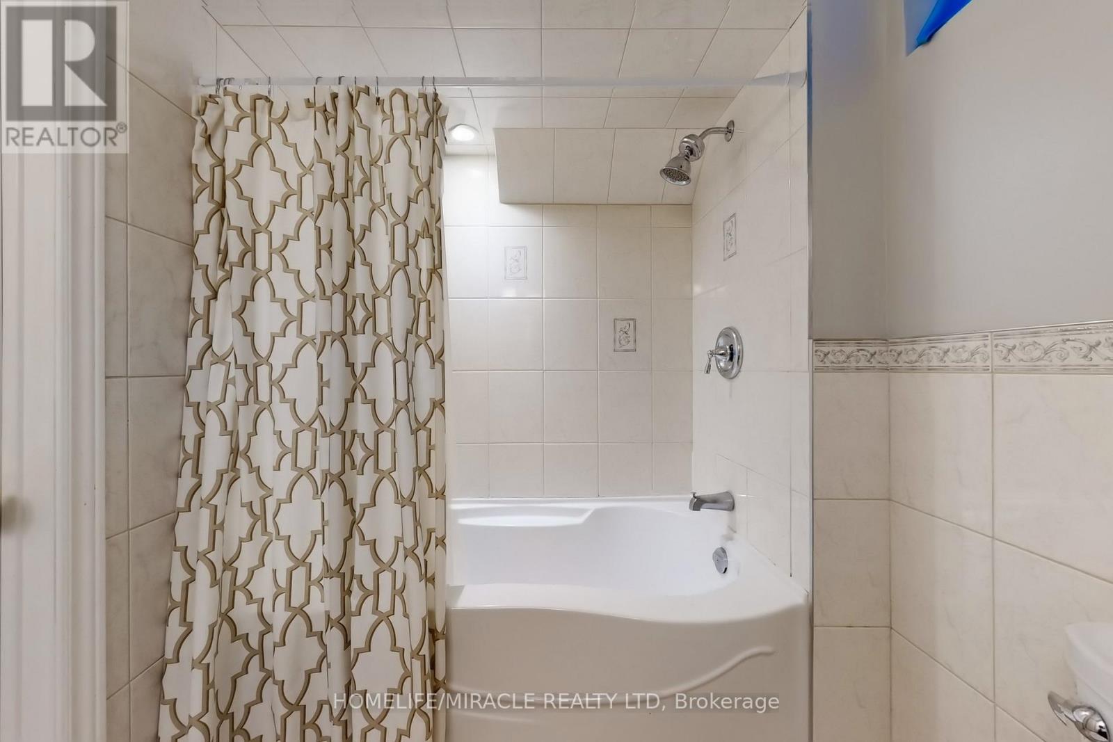 1012 Gordon Heights, Milton, ON - Indoor Photo Showing Bathroom