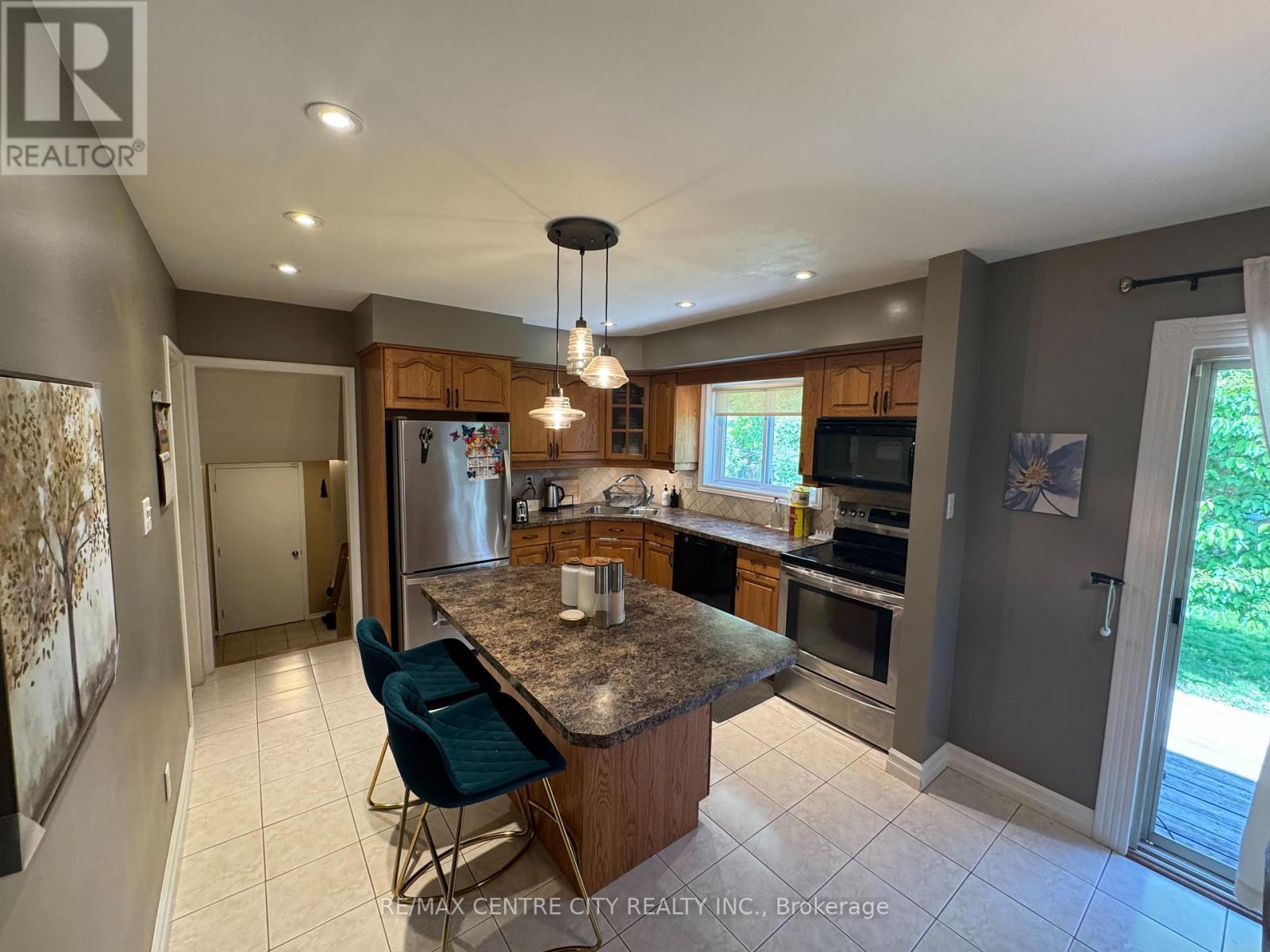 1462 Glengarry Avenue, London North (North H), ON - Indoor Photo Showing Kitchen