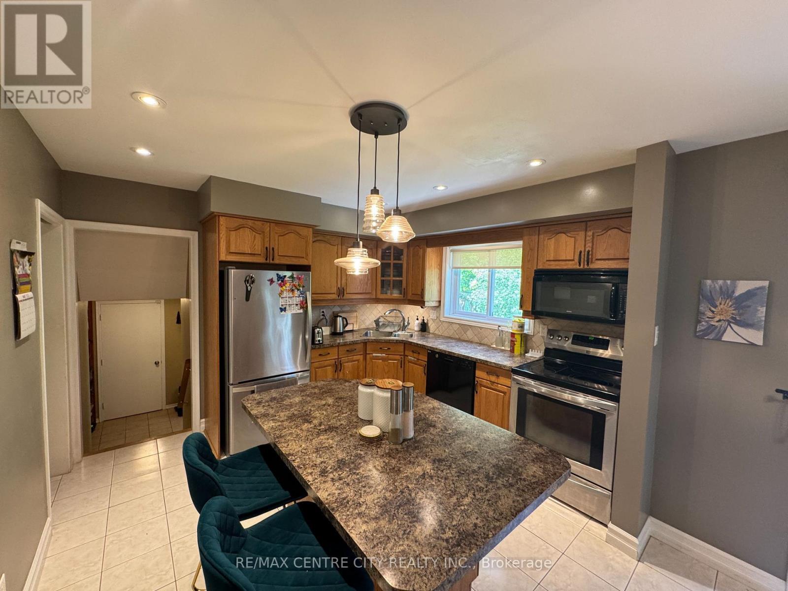 1462 Glengarry Avenue, London North (North H), ON - Indoor Photo Showing Kitchen With Double Sink
