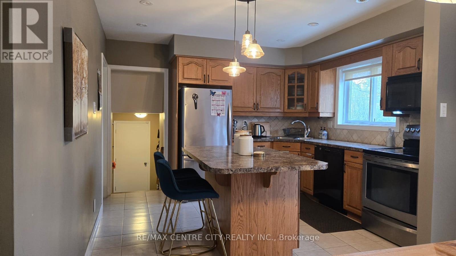 1462 Glengarry Avenue, London North (North H), ON - Indoor Photo Showing Kitchen With Double Sink