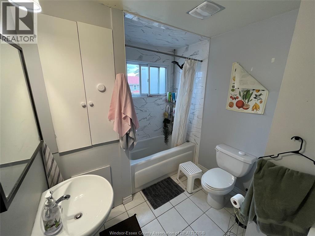 355 Randolph Avenue, Windsor, ON - Indoor Photo Showing Bathroom