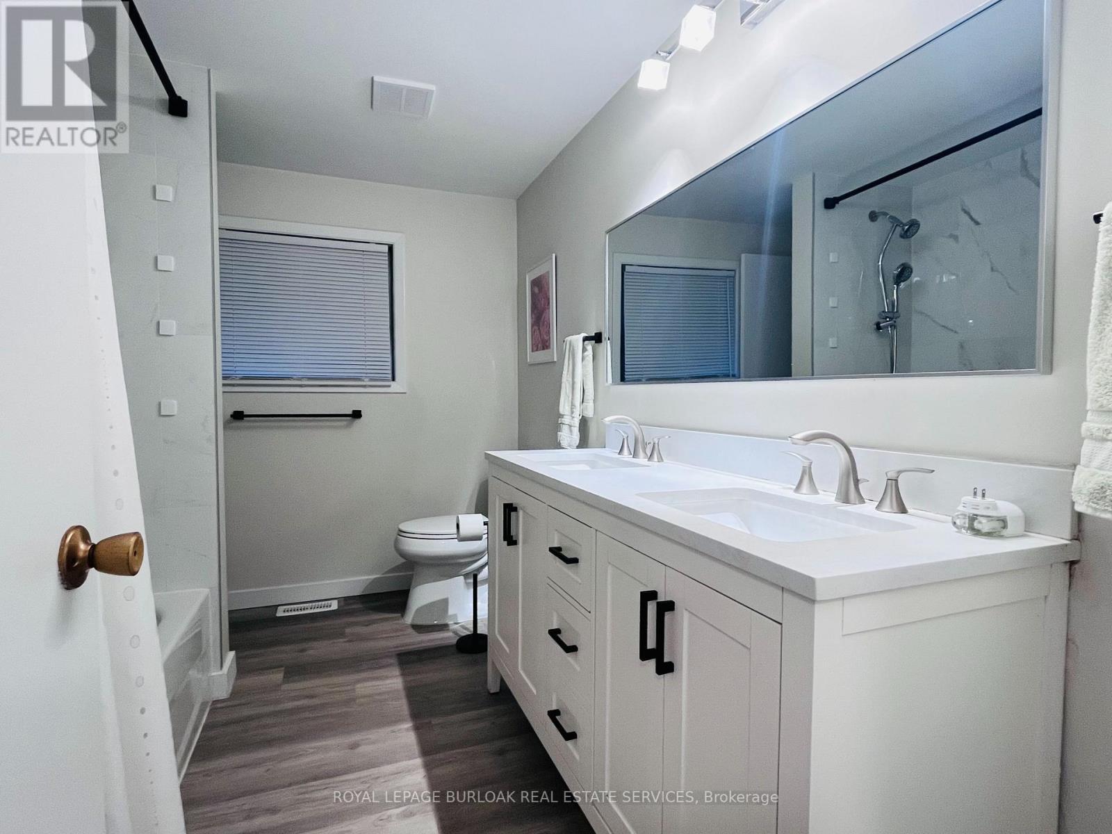 243 Appleby Line, Burlington, ON - Indoor Photo Showing Bathroom