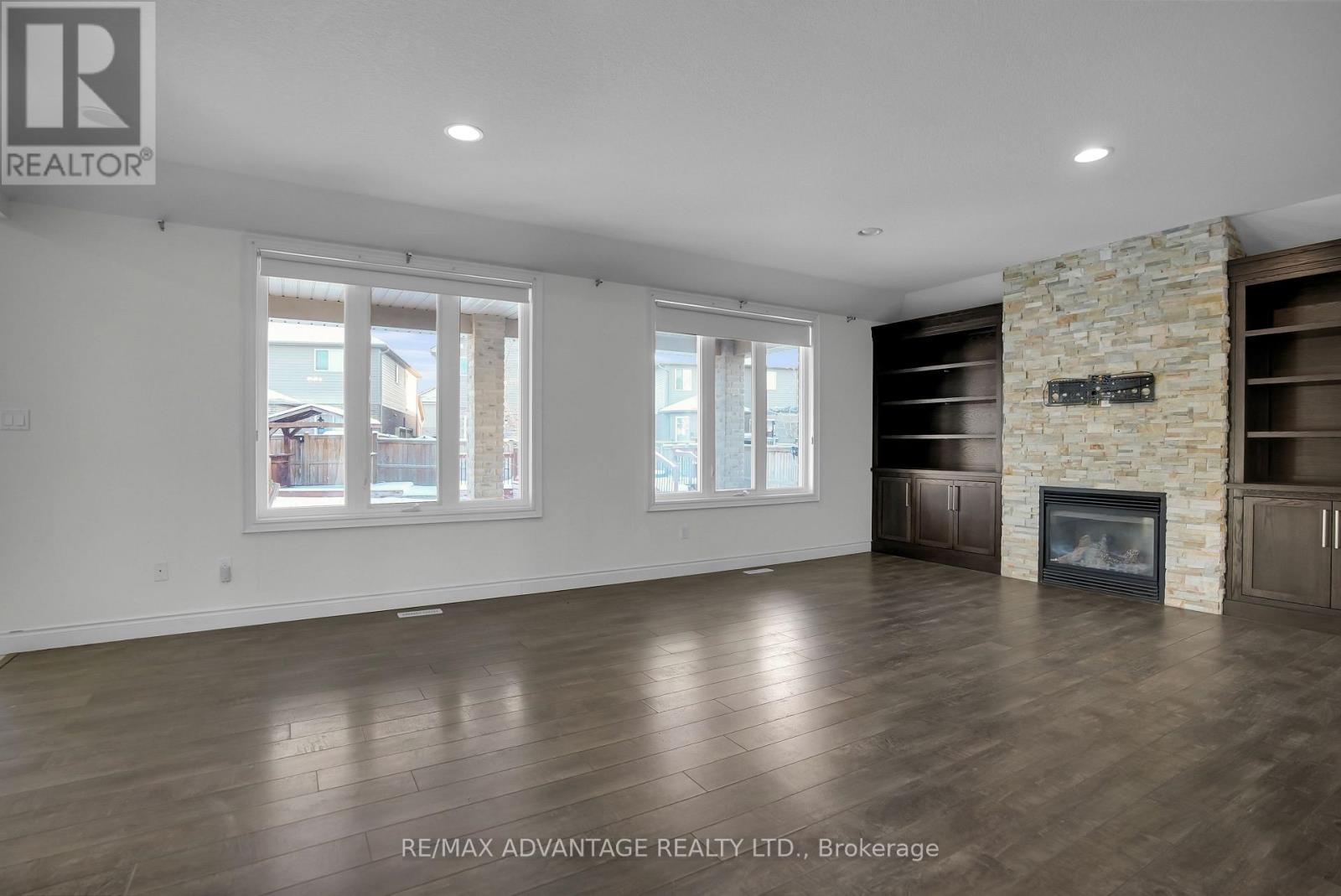 2601 Tucker Court, London North (North I), ON - Indoor Photo Showing Other Room With Fireplace