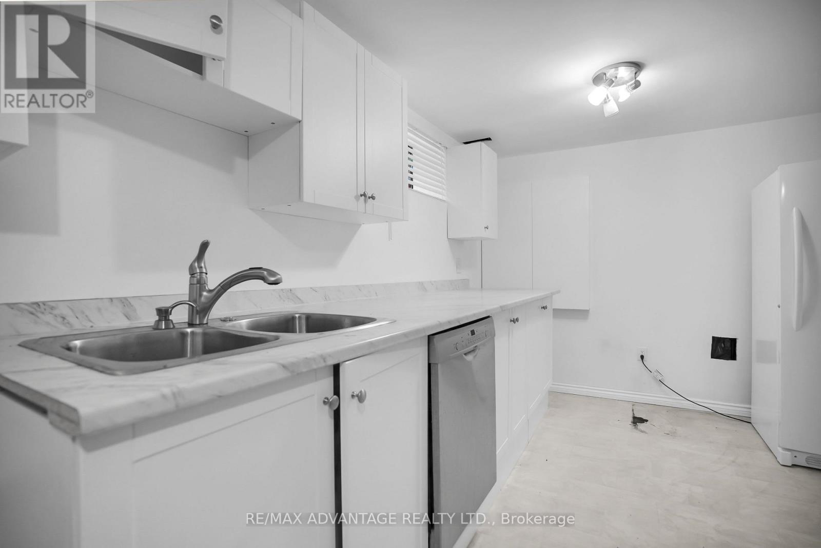 2601 Tucker Court, London North (North I), ON - Indoor Photo Showing Kitchen With Double Sink
