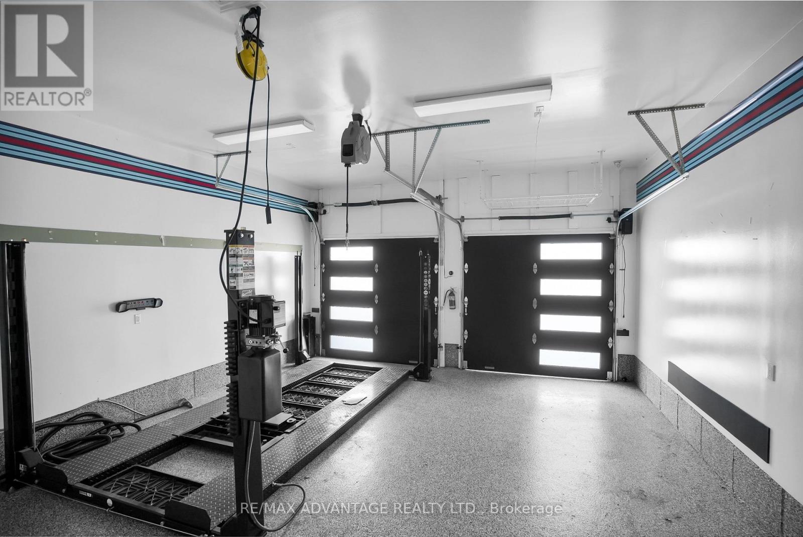 2601 Tucker Court, London North (North I), ON - Indoor Photo Showing Garage