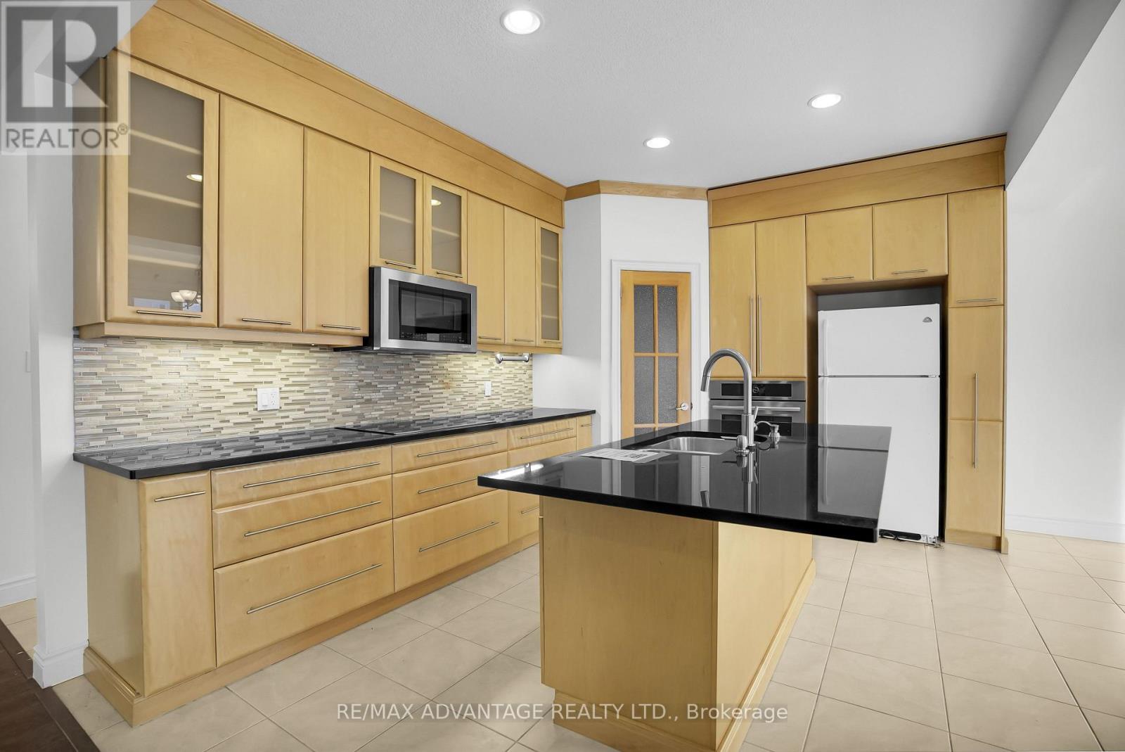 2601 Tucker Court, London North (North I), ON - Indoor Photo Showing Kitchen With Double Sink