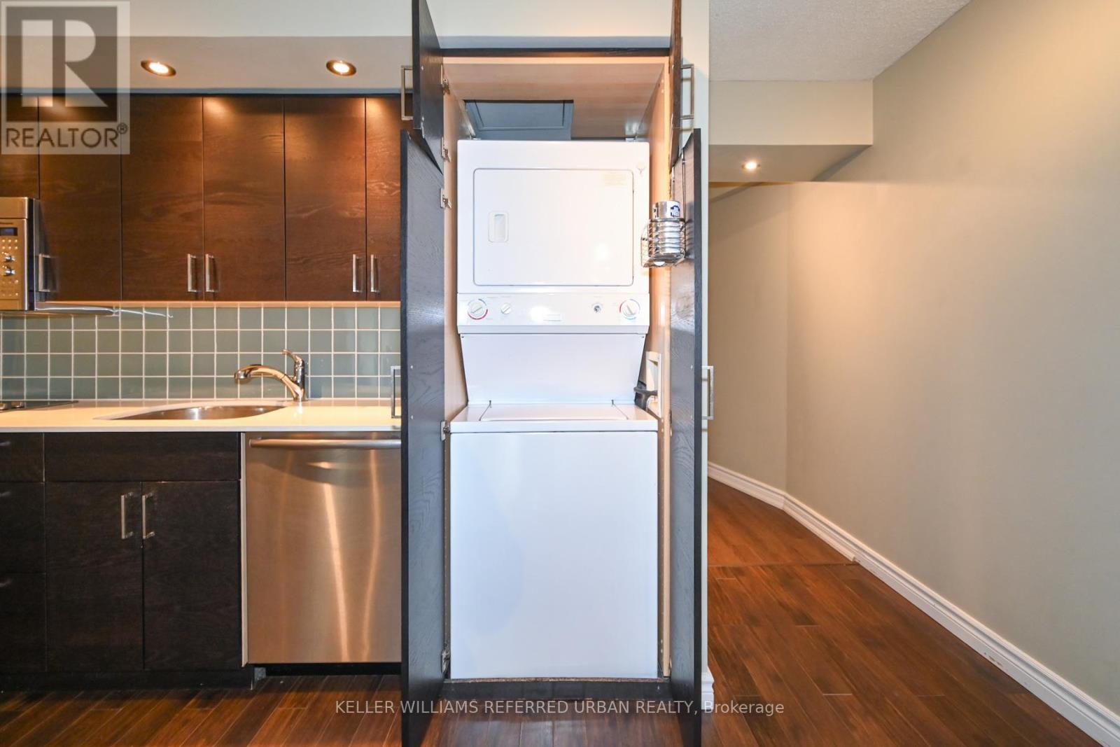 1922 - 25 The Esplanade, Toronto, ON - Indoor Photo Showing Laundry Room