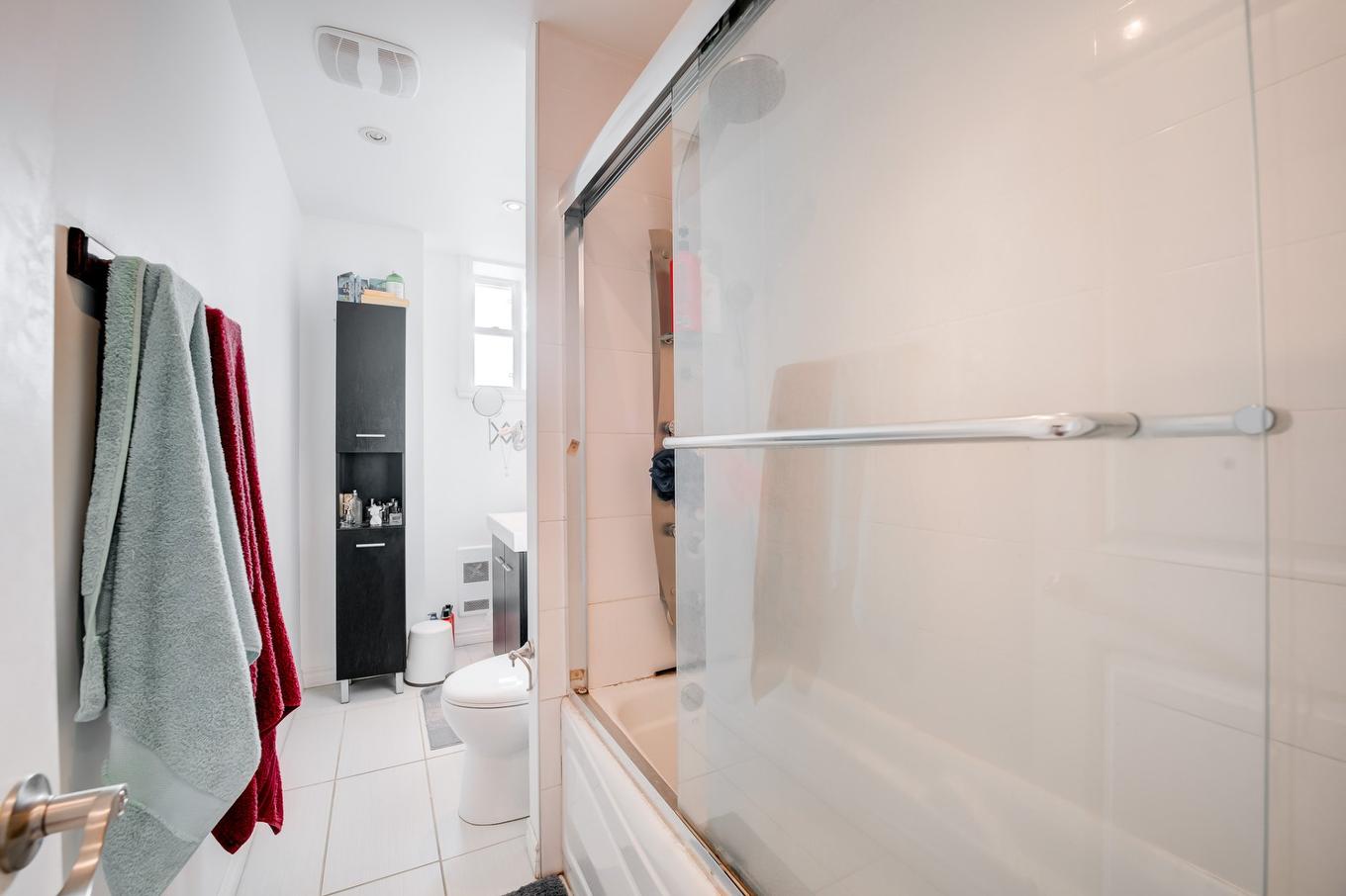 Bathroom - 2344 Av. Bourbonnière, Montréal (Mercier/Hochelaga-Maisonneuve), QC - Indoor Photo Showing Bathroom