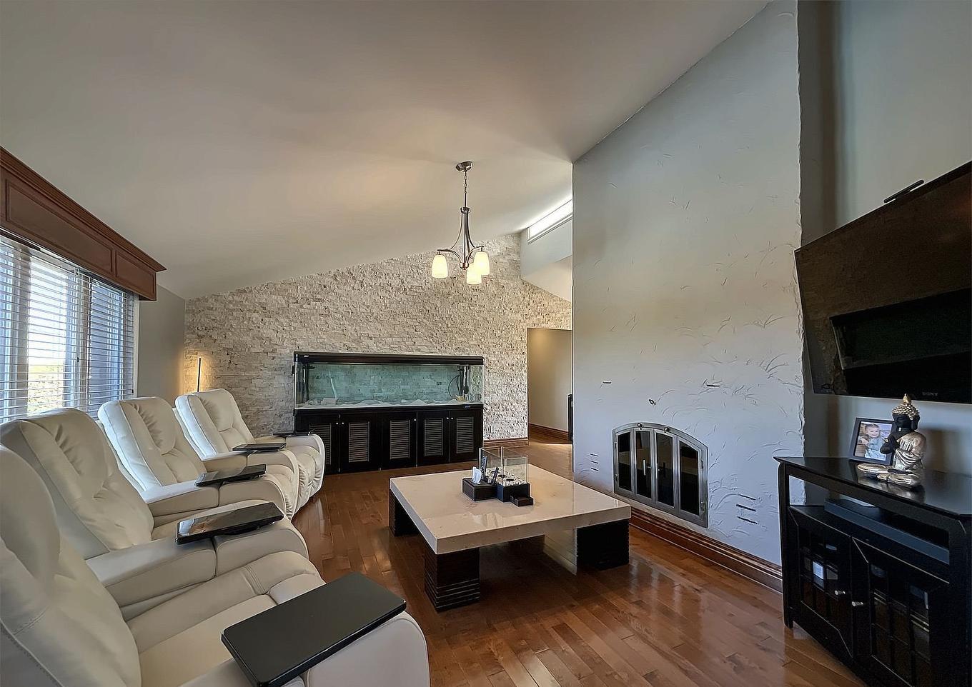 Living room - 168 Rue Landry, Salaberry-De-Valleyfield, QC - Indoor Photo Showing Living Room