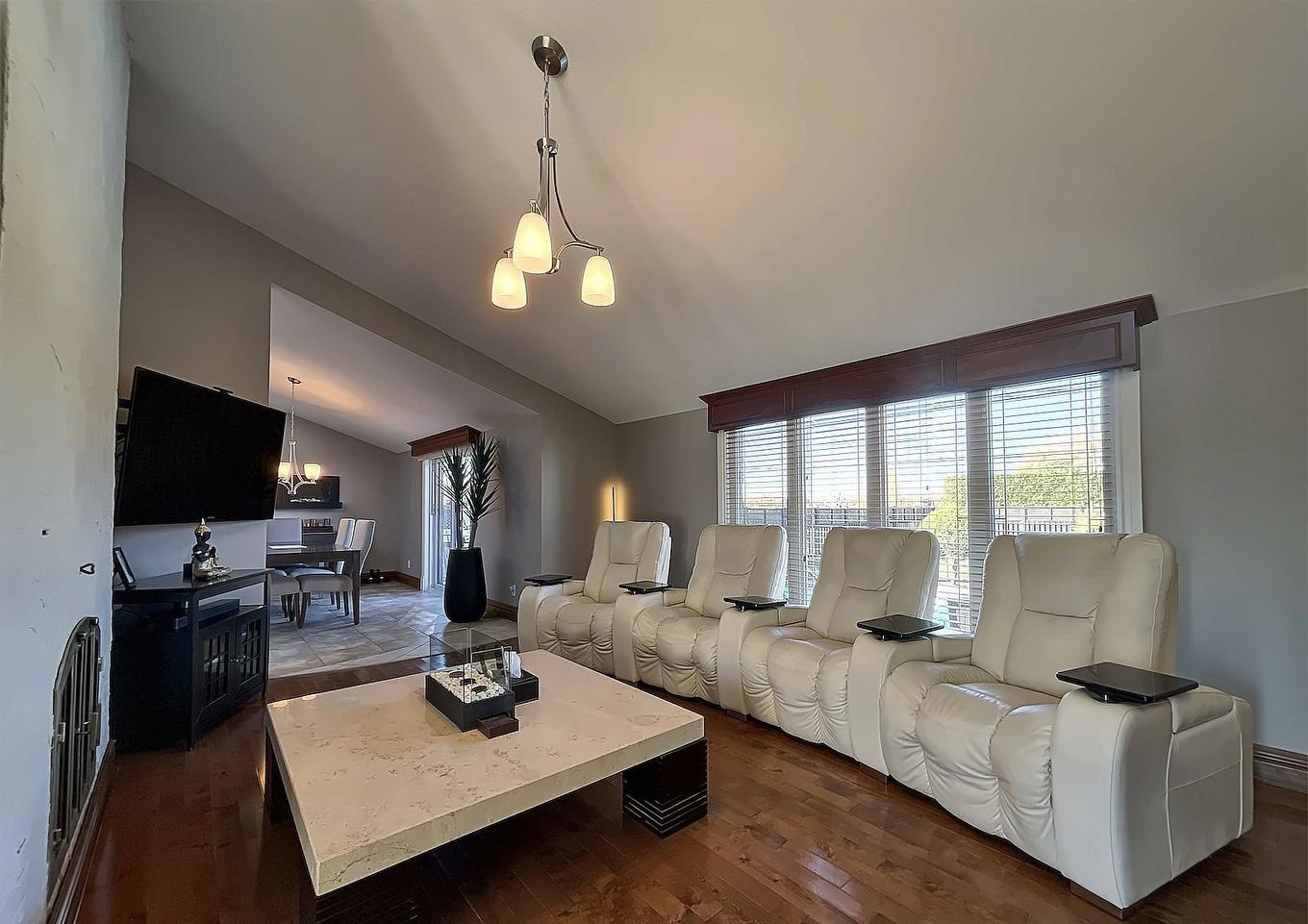 Living room - 168 Rue Landry, Salaberry-De-Valleyfield, QC - Indoor Photo Showing Living Room