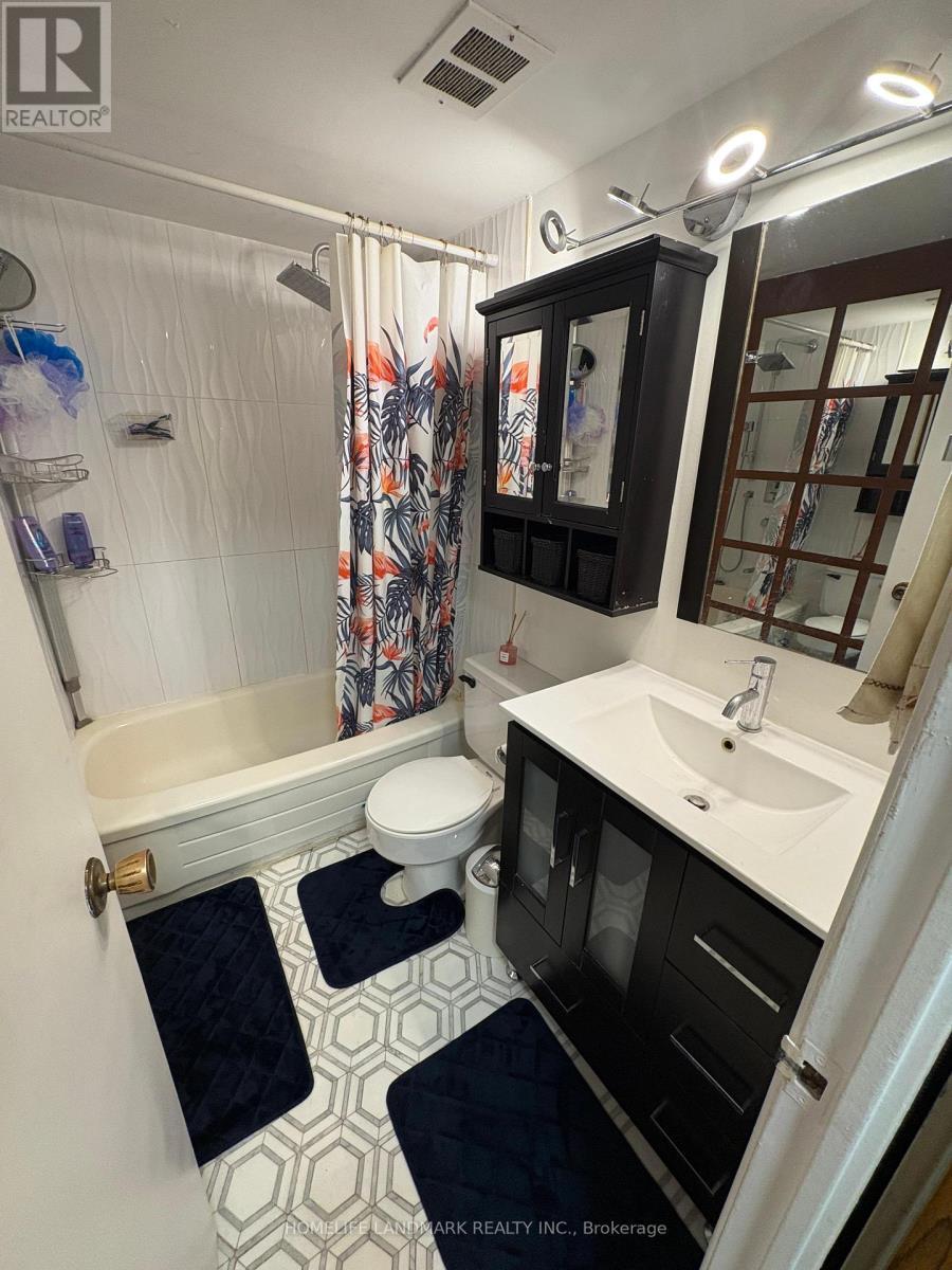 # 1402 - 177 Linus Road, Toronto, ON - Indoor Photo Showing Bathroom