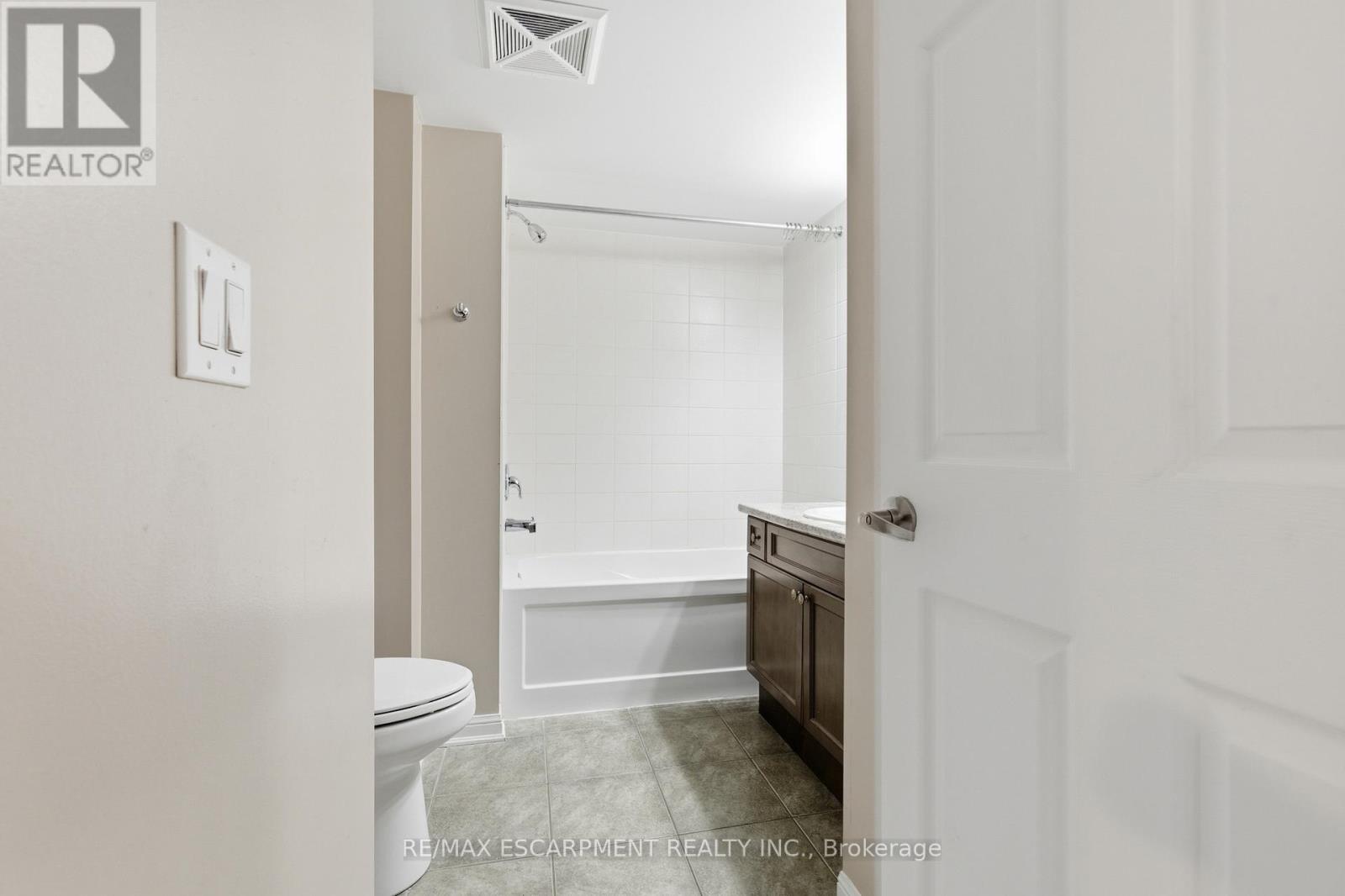 Bathroom - 107 - 1045 Nadalin Heights, Milton, ON - Indoor Photo Showing Bathroom