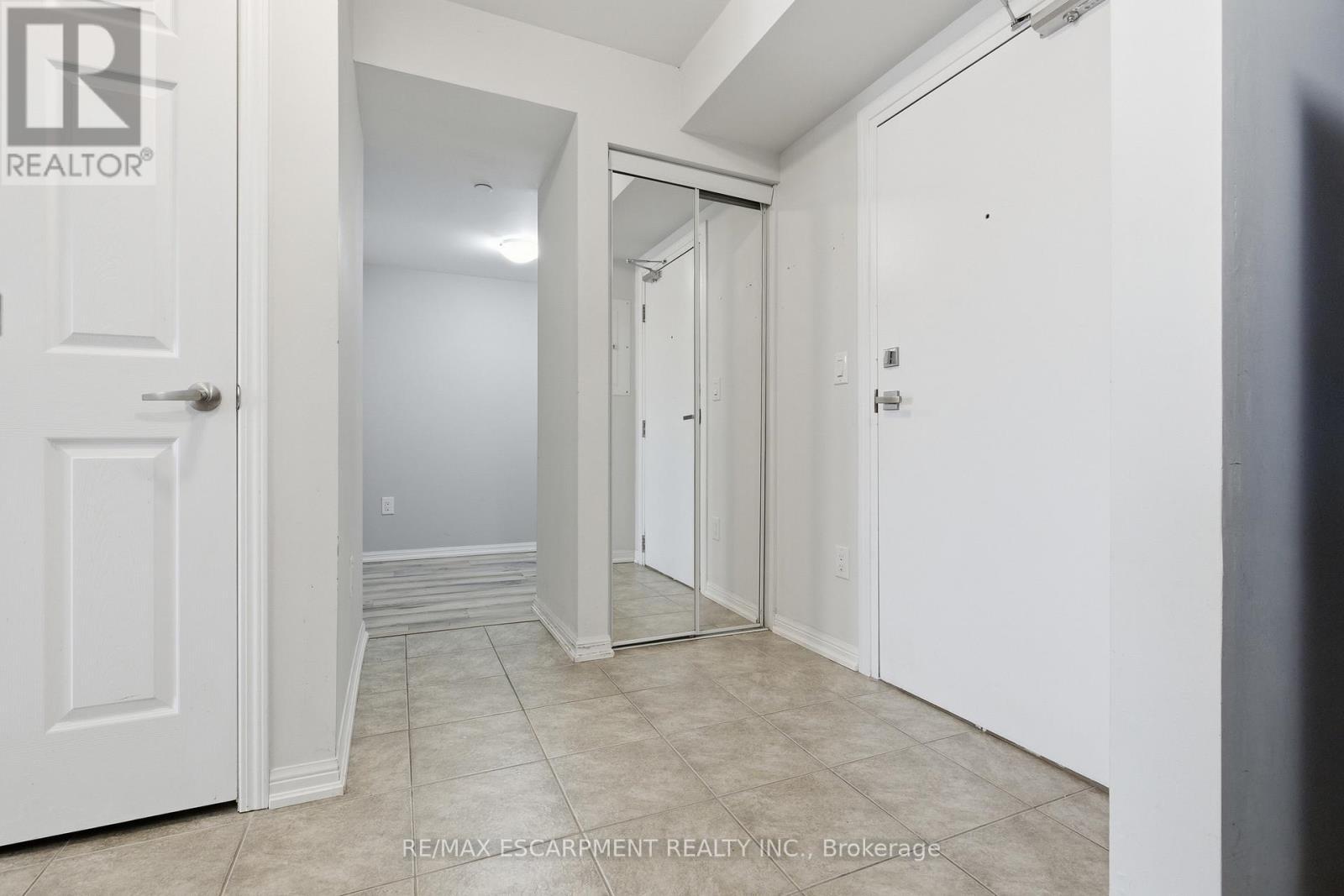 Entry - 107 - 1045 Nadalin Heights, Milton, ON - Indoor Photo Showing Other Room