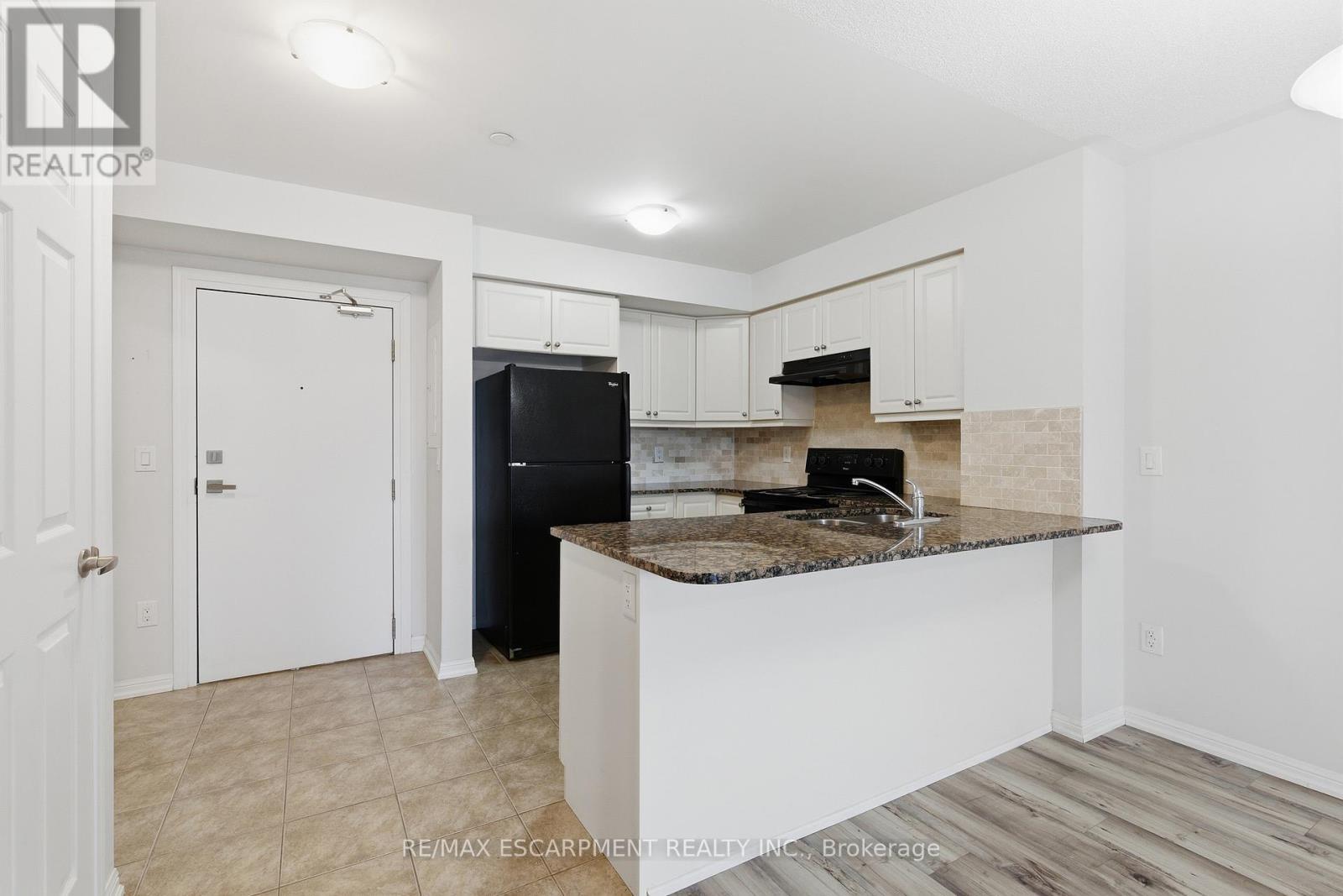 Main Entry - 107 - 1045 Nadalin Heights, Milton, ON - Indoor Photo Showing Kitchen