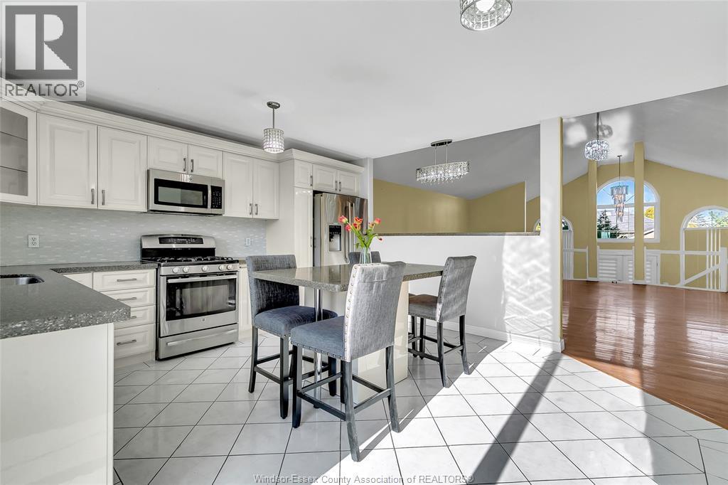 4305 Golfcourse Crescent, Windsor, ON - Indoor Photo Showing Kitchen With Upgraded Kitchen