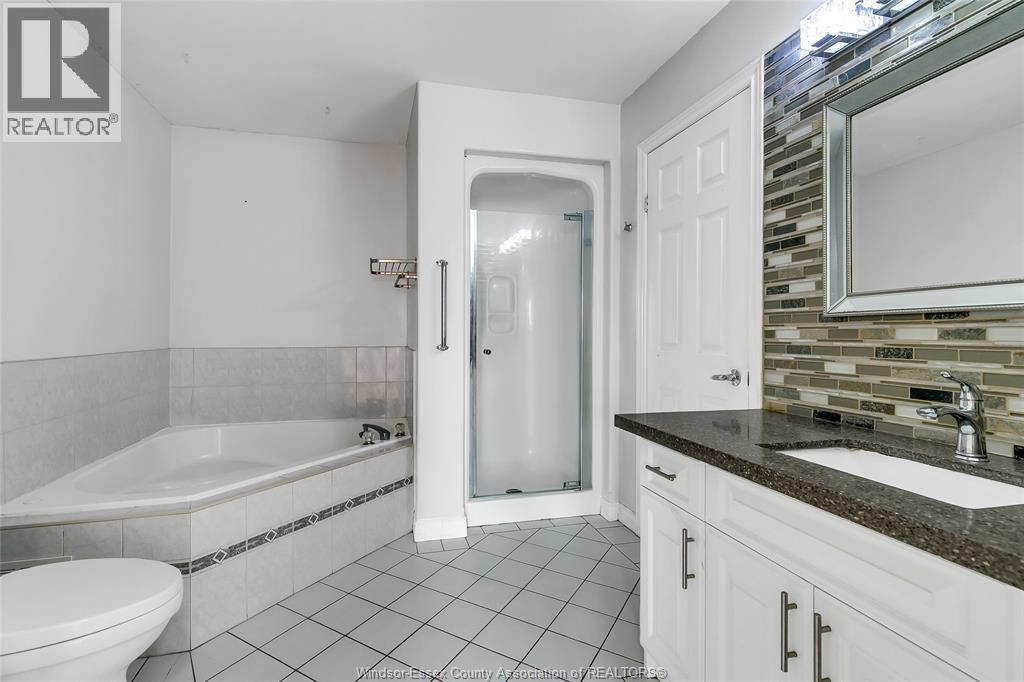 4305 Golfcourse Crescent, Windsor, ON - Indoor Photo Showing Bathroom