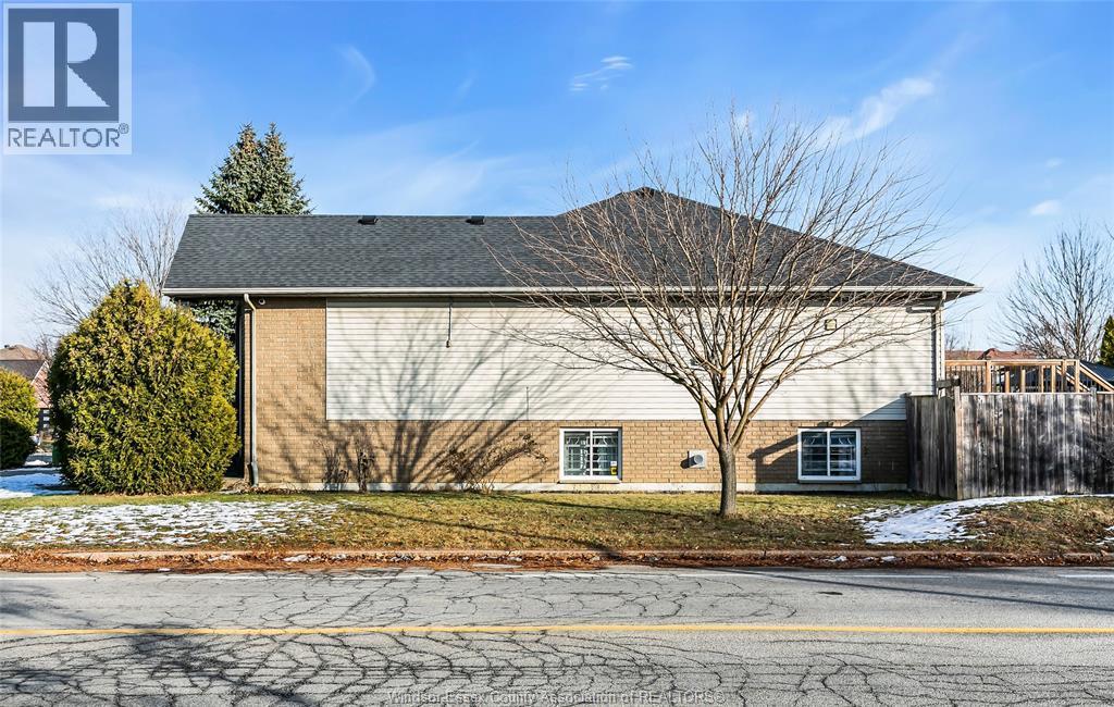 4305 Golfcourse Crescent, Windsor, ON - Outdoor