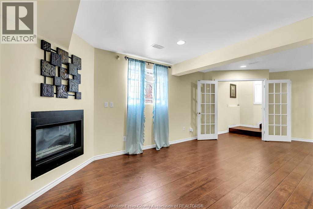 4305 Golfcourse Crescent, Windsor, ON - Indoor With Fireplace