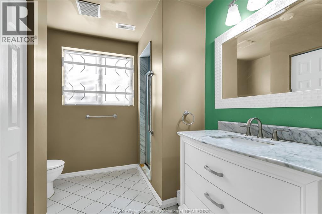 4305 Golfcourse Crescent, Windsor, ON - Indoor Photo Showing Bathroom