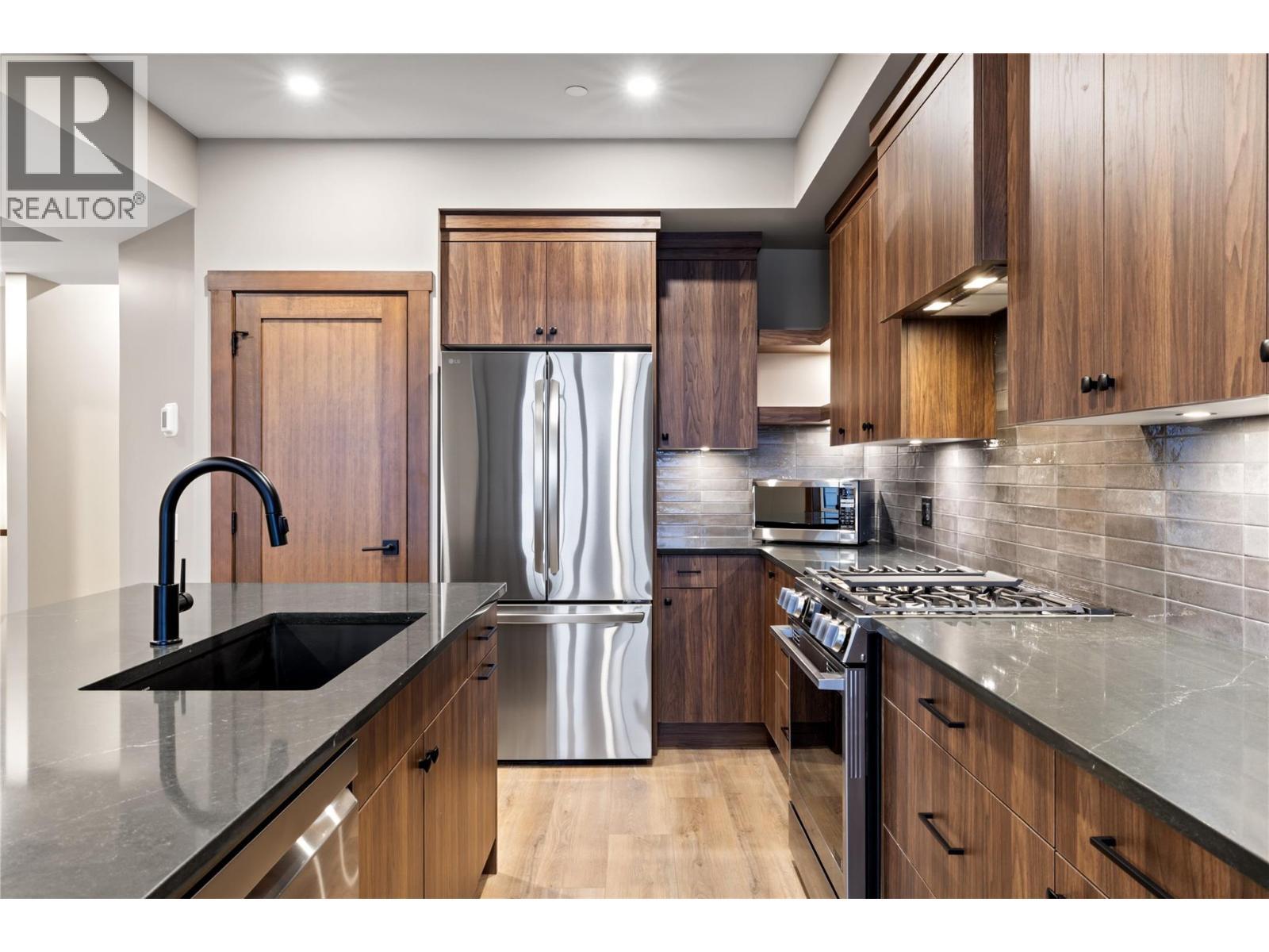 255 Feathertop Way Unit# 88, Big White, BC - Indoor Photo Showing Kitchen With Upgraded Kitchen