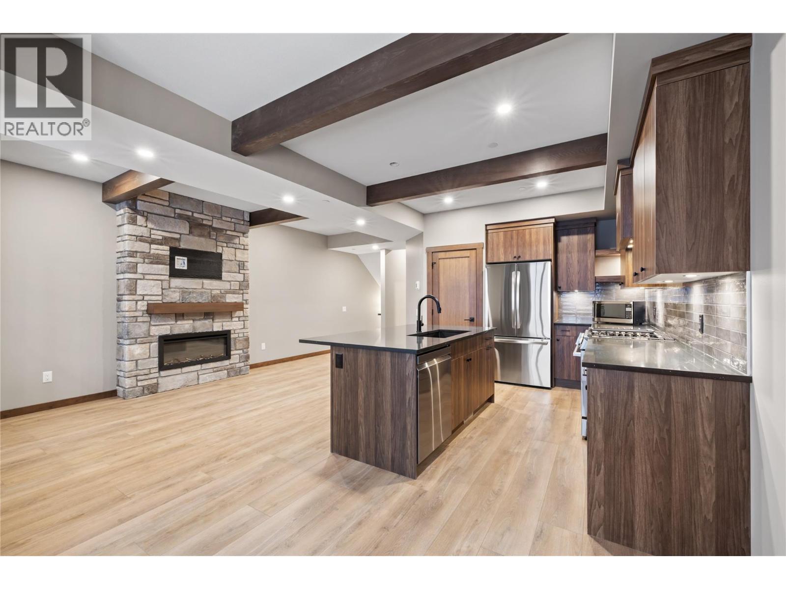 255 Feathertop Way Unit# 88, Big White, BC - Indoor Photo Showing Kitchen With Upgraded Kitchen