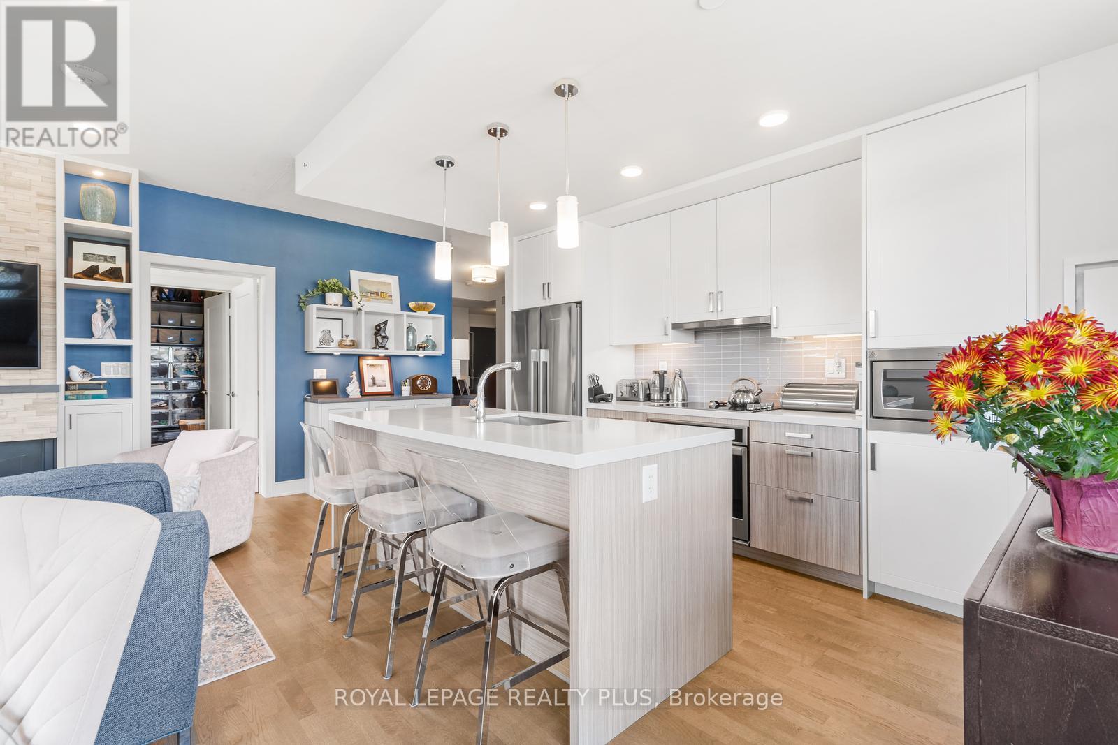 327 - 1575 Lakeshore Road W, Mississauga, ON - Indoor Photo Showing Kitchen With Upgraded Kitchen