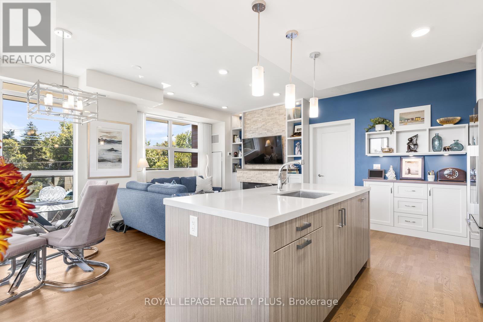 327 - 1575 Lakeshore Road W, Mississauga, ON - Indoor Photo Showing Kitchen With Upgraded Kitchen