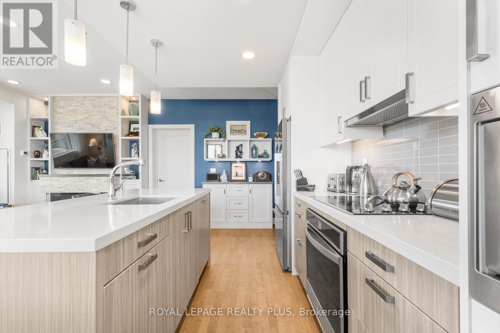 327 - 1575 Lakeshore Road W, Mississauga, ON - Indoor Photo Showing Kitchen With Upgraded Kitchen