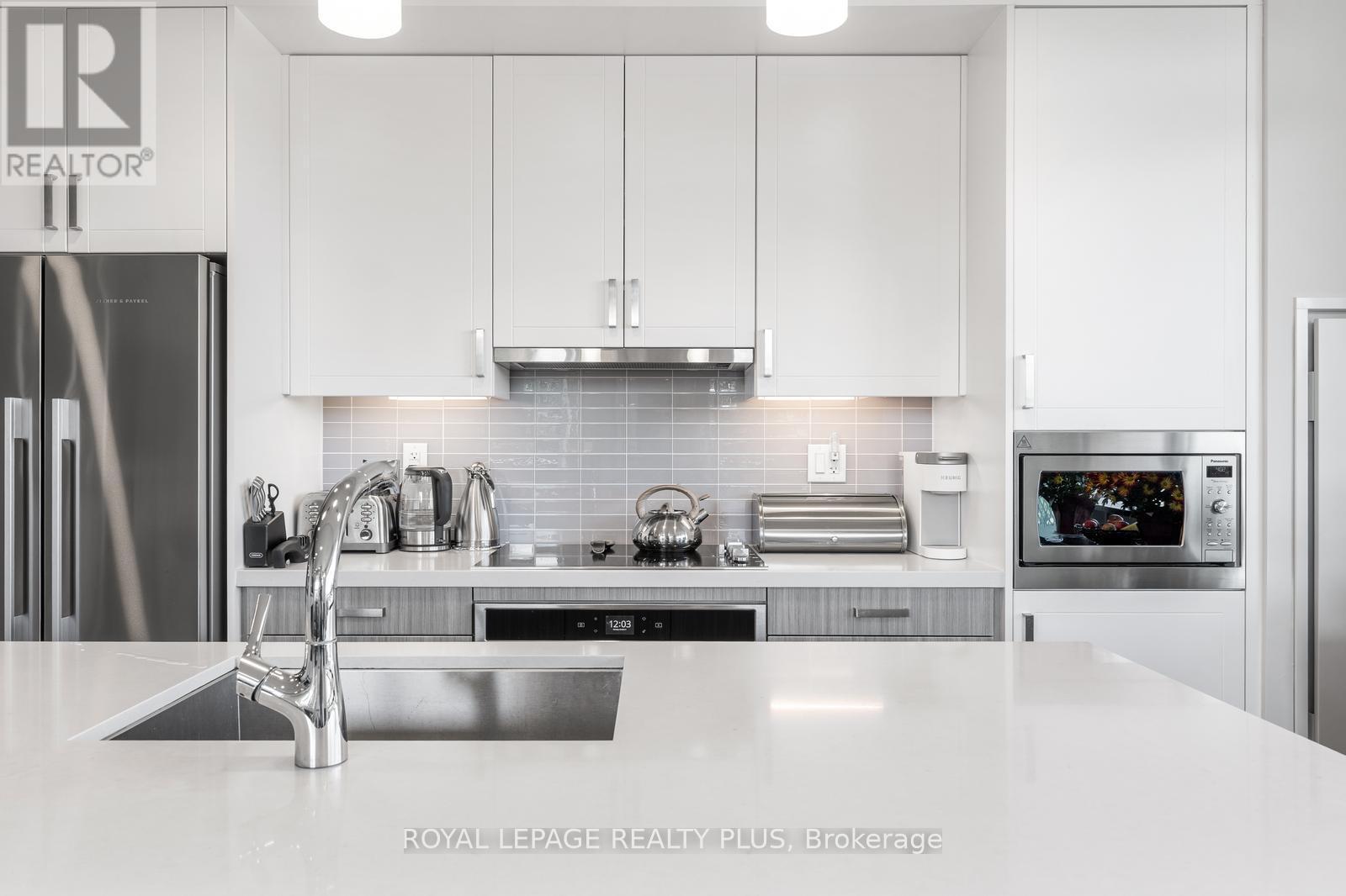 327 - 1575 Lakeshore Road W, Mississauga, ON - Indoor Photo Showing Kitchen With Stainless Steel Kitchen With Double Sink With Upgraded Kitchen