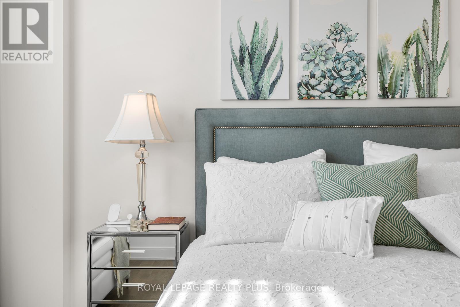 327 - 1575 Lakeshore Road W, Mississauga, ON - Indoor Photo Showing Bedroom