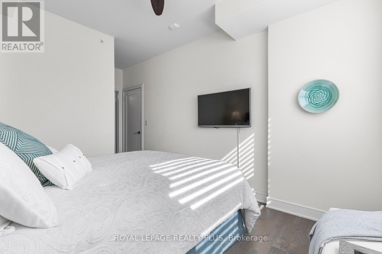 327 - 1575 Lakeshore Road W, Mississauga, ON - Indoor Photo Showing Bedroom
