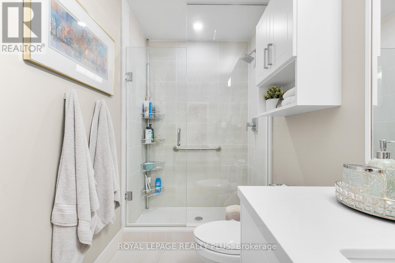 327 - 1575 Lakeshore Road W, Mississauga, ON - Indoor Photo Showing Bathroom
